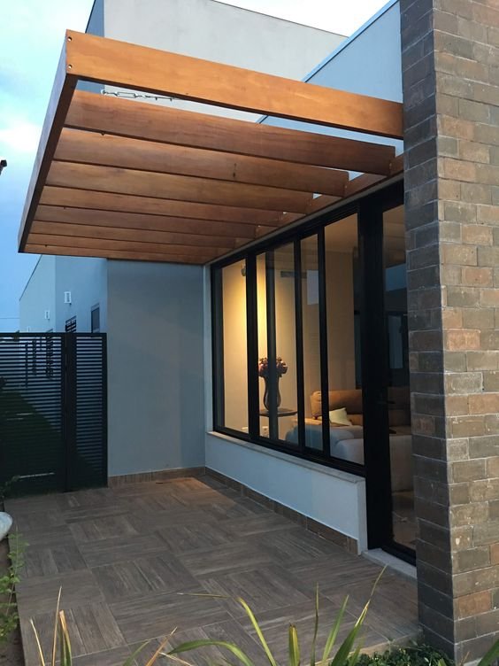 This pergola model is very versatile, still allowing us to keep in a certain contact with the Sun.