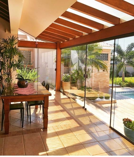 In this balcony, the woodwork is more rustic and cozy, with raw wood in different diameters.