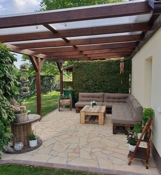 Pergolas with glass or acrylic are excellent for those who want to enjoy the brightness and stay away from the rain.