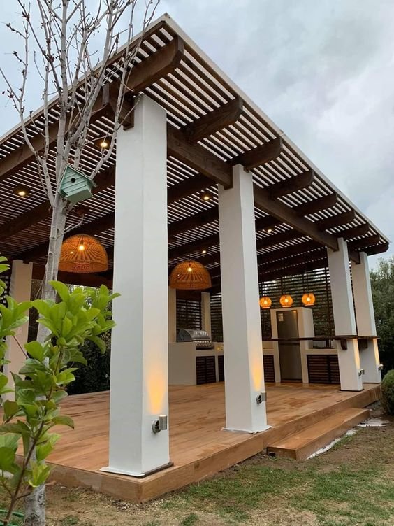 On the other hand, this one is a more modern type of structure, combined with stylish pendants and snack table.