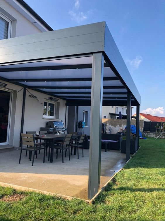 Wood in its most natural state gives brightness and much style to the pergola in the outdoor patio.