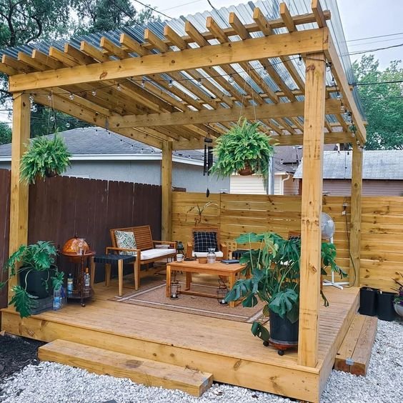 Here, the sophisticated area protects those near the pool, creating a perfect leisure space for entertaining people.