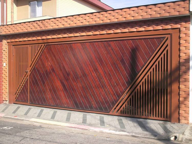 This one is an ideal model for a rustic garage, mixing different shades of wood that contrast with each other.