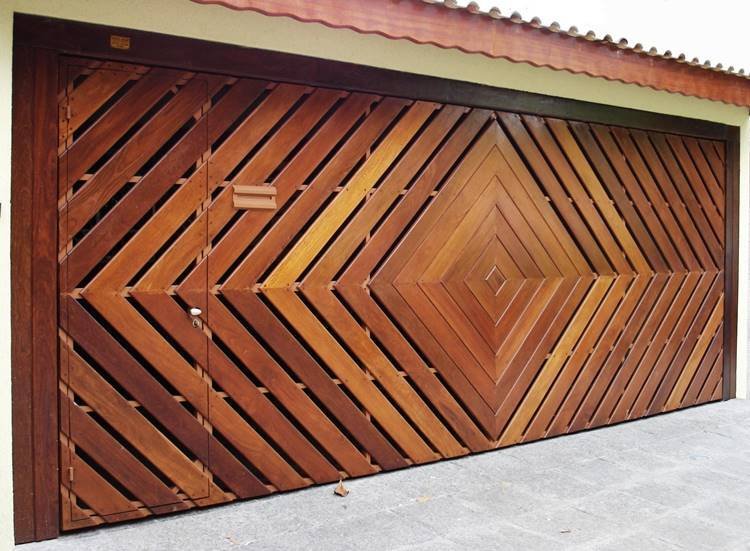 And believe it, the models are diverse! A good example is this model of a tubular wooden gate that covers the entire facade extension of the house.