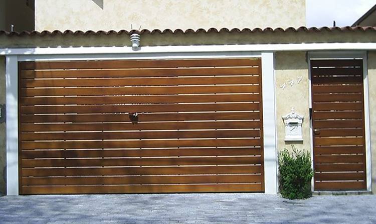 Among the main advantages associated with using wooden gates, we can mention the fact that they are versatile and have excellent resistance.