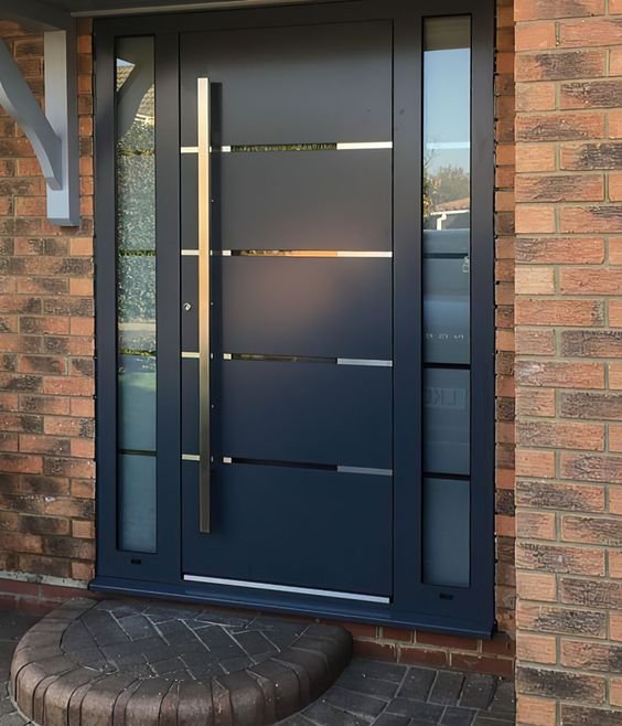 Image of a modern iron gate used in the facade of houses and apartments, showing contemporary design.