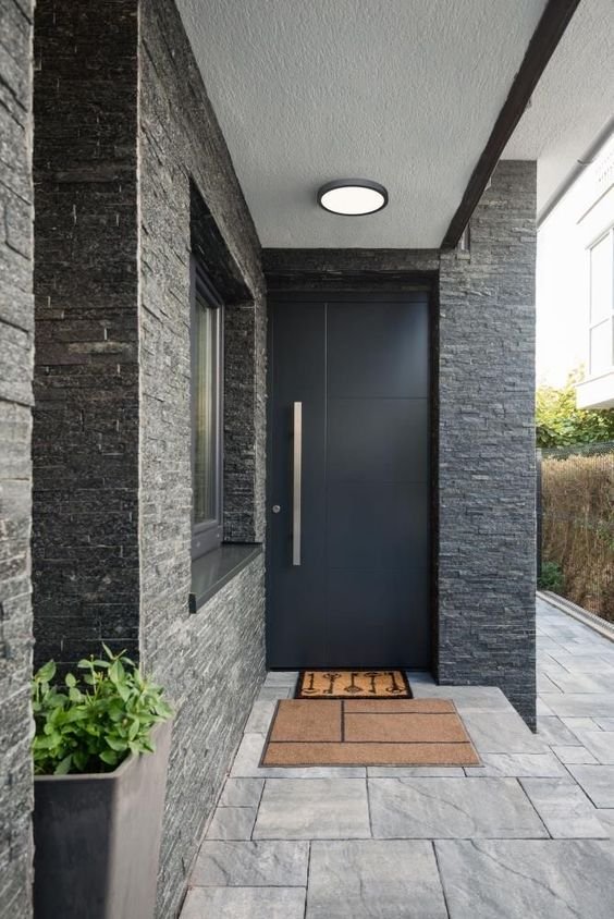 Budget-friendly iron doors priced around 300 reais, depending on design and size.