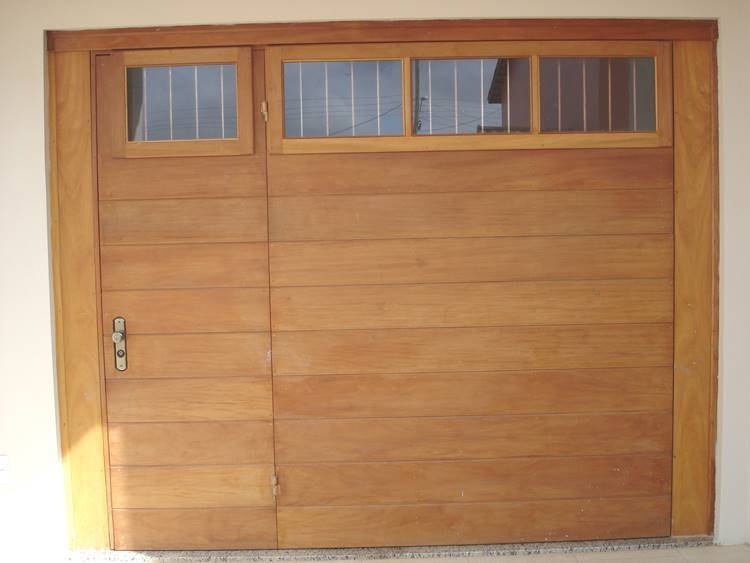 Iron gates, for example, are prone to damage such as rust, while this does not happen with wood.