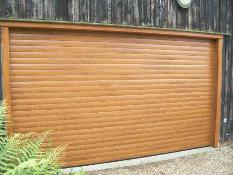 Here is an example of a simple and very beautiful wooden gate for the garage, showing how simpler models can also work well.