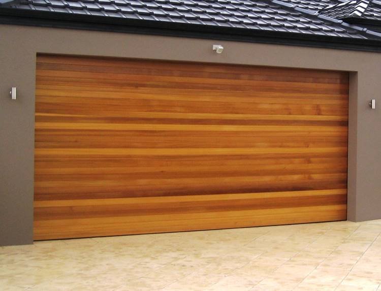 Regarding the downsides, which also exist, we can start by talking about the installation, which is more complicated compared to gates made of other materials.