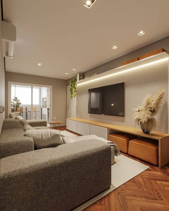 3. Another tip for decorating long rooms is to use long furniture mixed with smaller furniture. Here, the highlight is the very long built-in piece below the TV, which follows the length of the sofa.