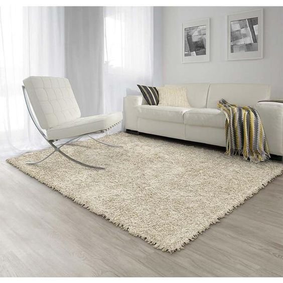 15. For those who like minimalism even in larger spaces, this example is ideal. Go for a furry rug for a greater sense of coziness!