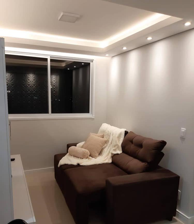 The cost of open molded cornice is around R$ 65,00 per linear meter, being a good investment for those aiming for high-quality lighting.