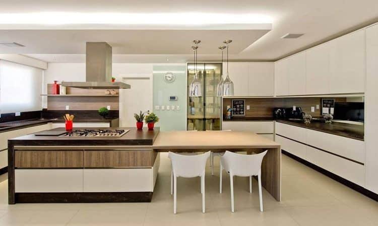 In this kitchen, the use of open molded cornice matches well with the wide space available.