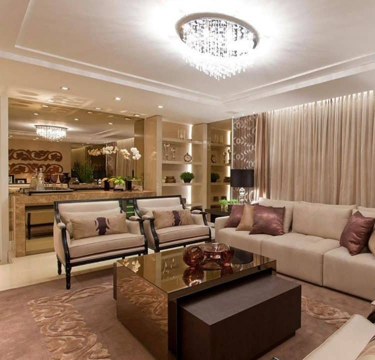 The price for closed molded cornice is about R$ 60 per meter, offering one of the best types in terms of cost-benefit ratio.