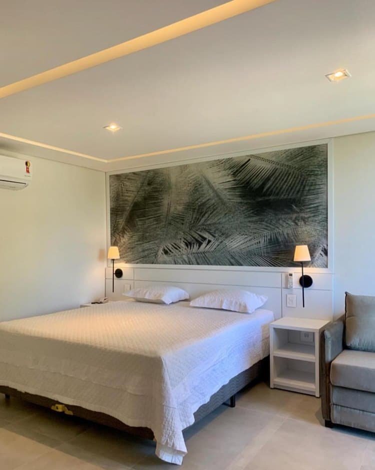 Despite functional benefits, the aesthetic value is the main reason for choosing molded cornices, contributing specifically to the beauty of each space.