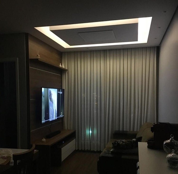 The cost of an inverted molded cornice ranges from R$ 85,00 to R$ 110,00 per meter.