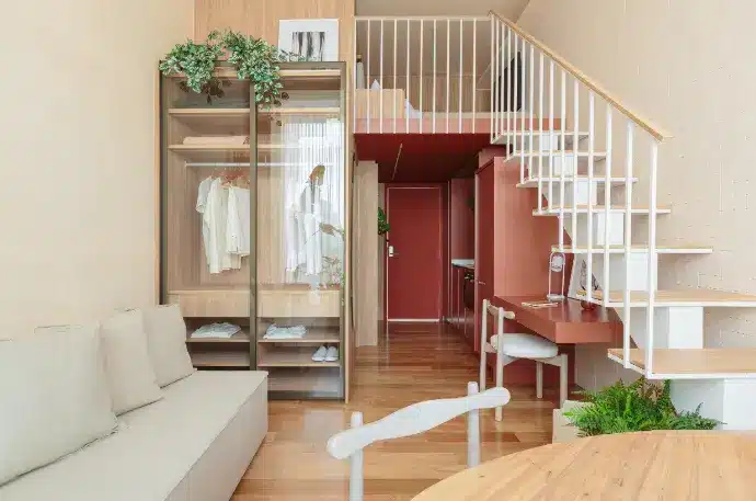 The intelligent use of a mezzanine for the bedroom expands the social area on the ground floor, ideal for an integrated layout of this 24m² apartment – Project: SP Estúdio | Photo: Felco