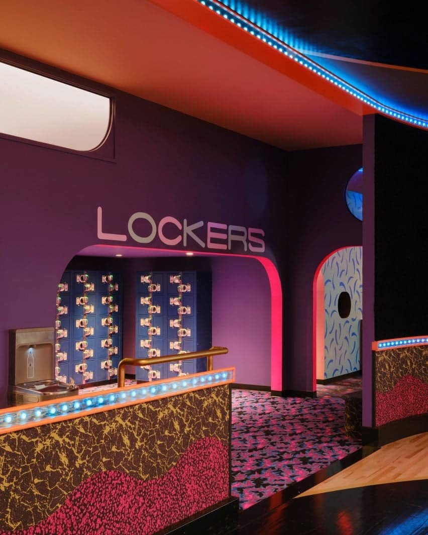 Um camarim estilizado que apresenta uma mistura de cores e padrões.