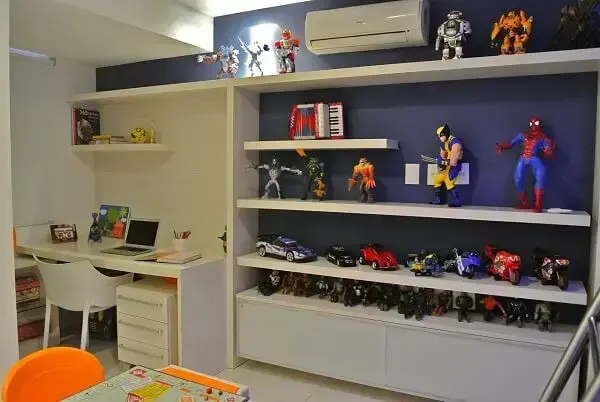 Take advantage of every space and include a shelf in the decoration.