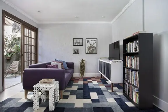 Ambiente decorado com combinação de cores análogas como azul e roxo.