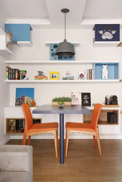 Projeto usando a combinação de cores azul e laranja.