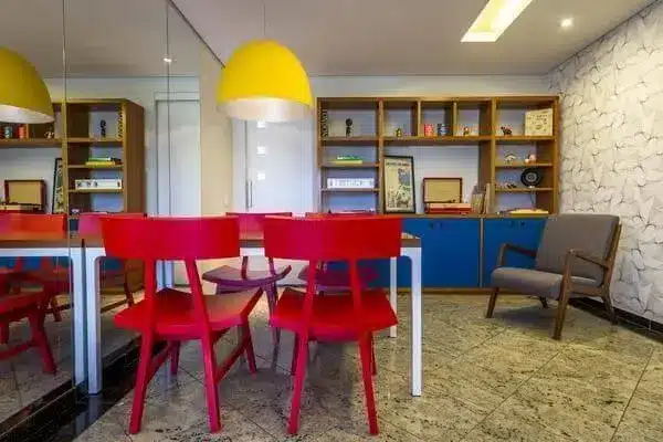 Ambiente apresentando a combinação das cores primárias com um efeito visual atraente.