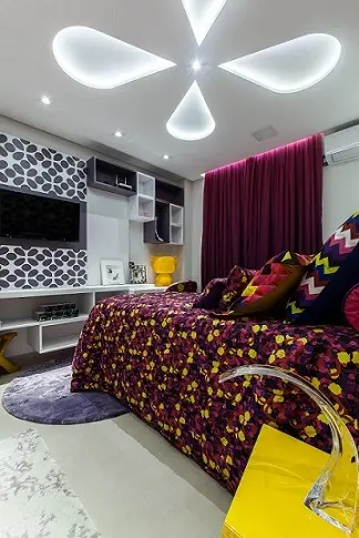 Espaço destacando a combinação de cores opostas, como roxo e amarelo.
