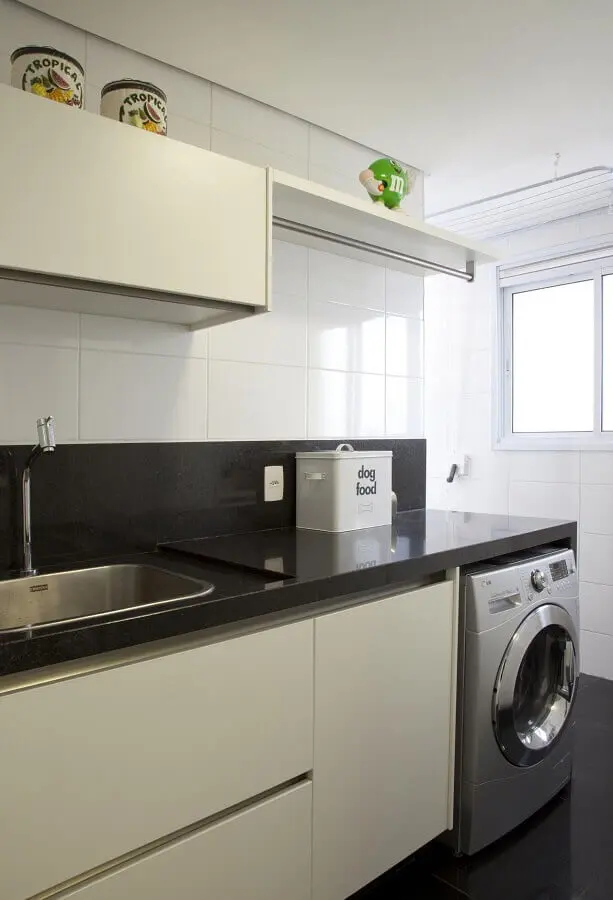 Decoração clean para área de serviço planejada com máquina de lavar e secar – Foto Patricia Kolanian Pasquini