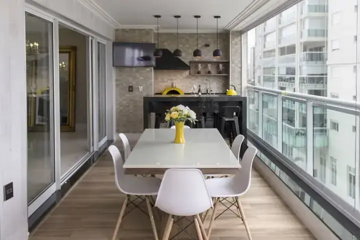 Espaço gourmet pequeno com forno de pizza projetado por Sueli Vilasboas Zampirollo.