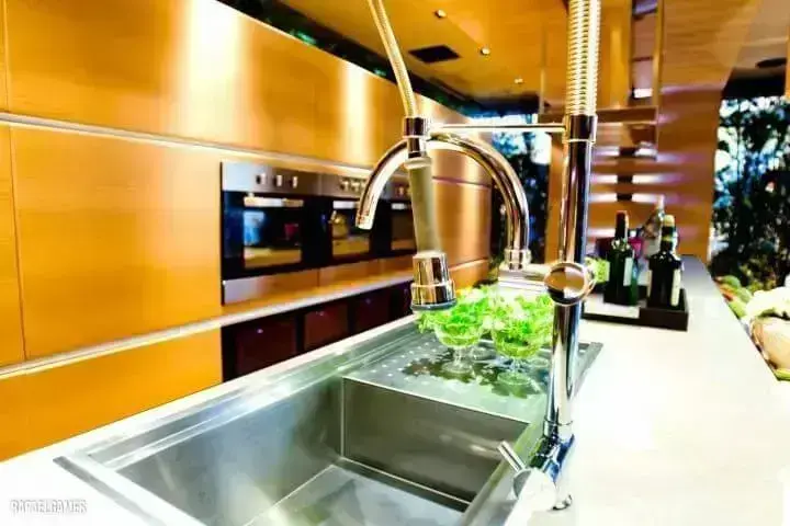 Espaço gourmet pequeno com misturador projetado por Carla Felippi.