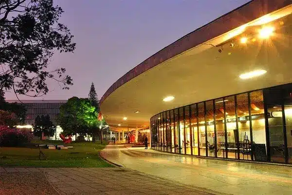 Fachada do MAM, no Parque Ibirapuera, evolução da arquitetura moderna. Foto/Divulgação MAM