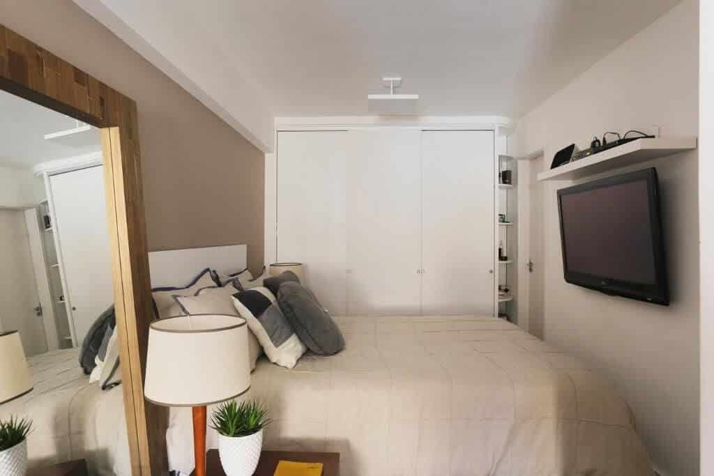 Guarda-roupa planejado em quarto de casal pequeno. Projeto de Casa Arquitetura.