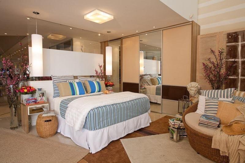 Guarda-roupa planejado em quarto de casal sofisticado. Projeto de Tetriz Arquitetura.