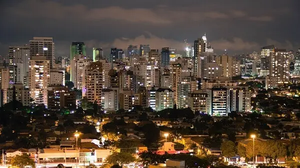 São Paulo e seus famosos arranha-céus, uma cidade que nunca dorme. Fonte: Pixabay