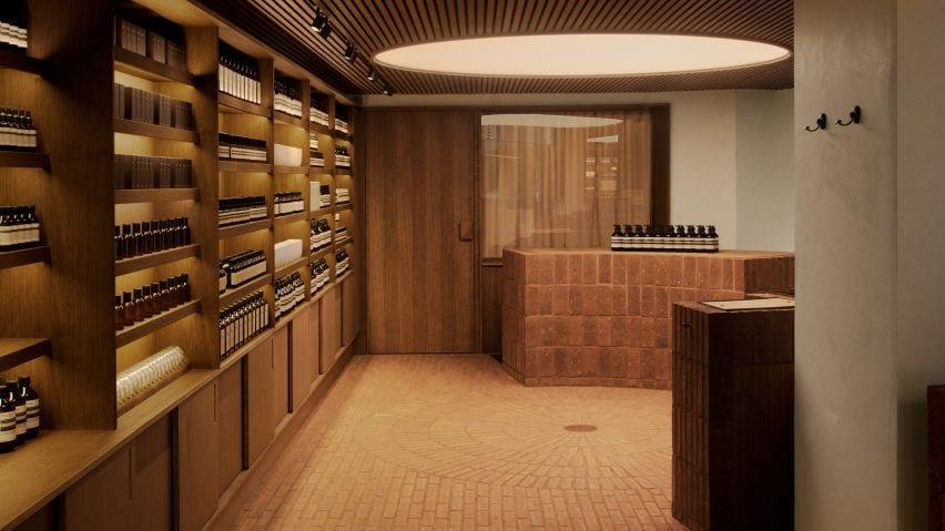 Interior do Aesop Store em Copenhague destacando um design que complementa sua localização.