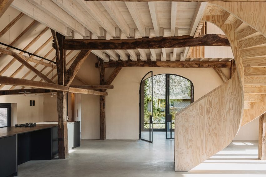 Interior da Casa Vasto, na Espanha, transformando uma antiga fábrica em apartamento com um teto abobadado e escultórico.