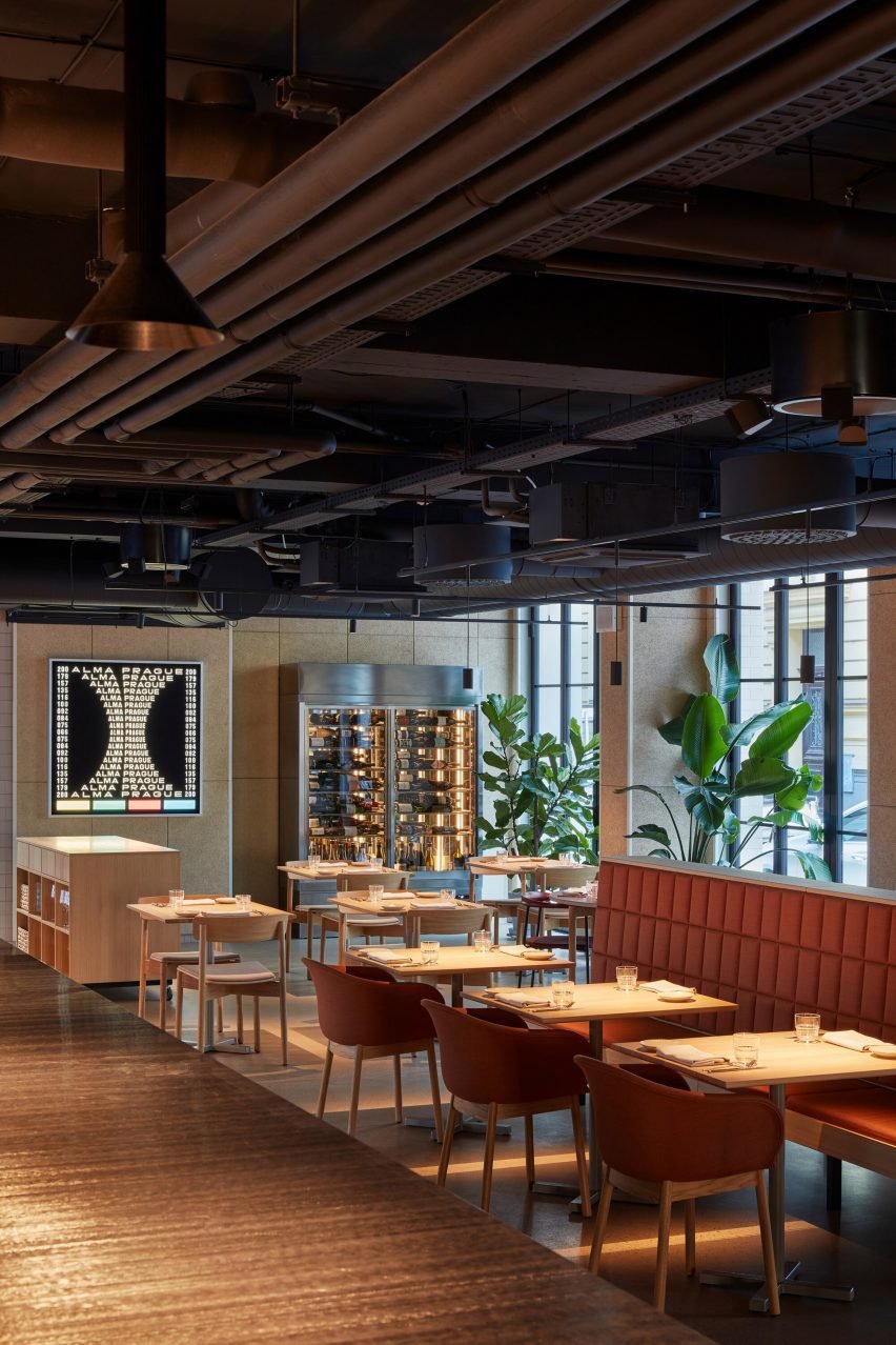 A atmosfera íntima do bar é realçada por seu teto abobadado.