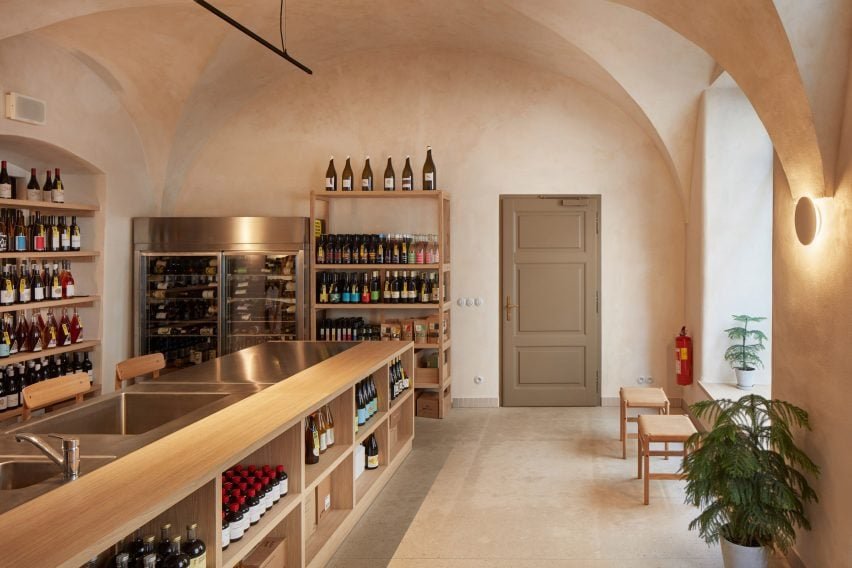 Dentro da loja de vinhos.