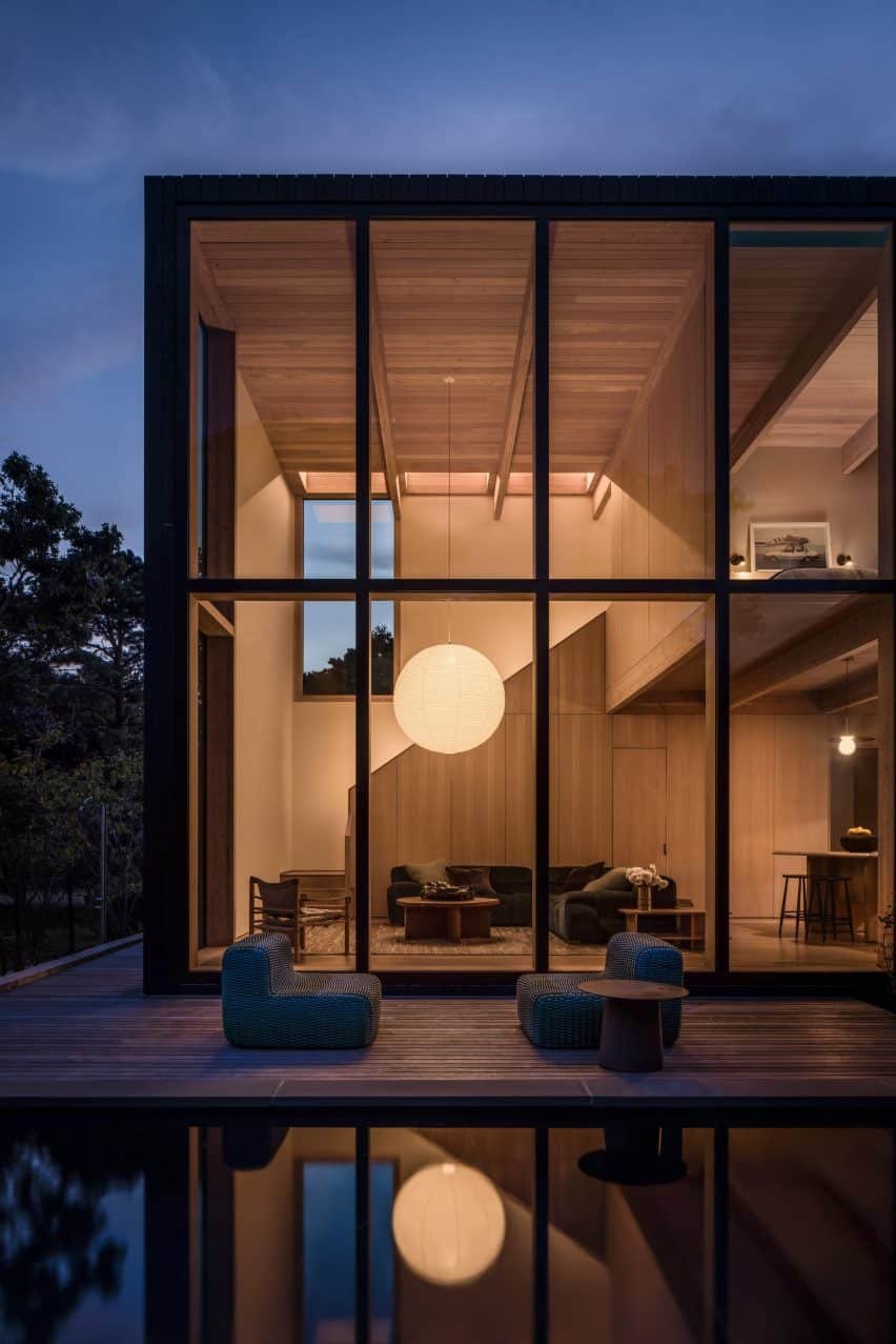 Sala de estar da Amagansett Beach House, com uma grande lâmpada de papel esférica