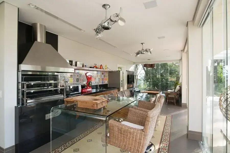 Bancada de vidro para decoração de espaço gourmet moderno, foto de Riabitare.