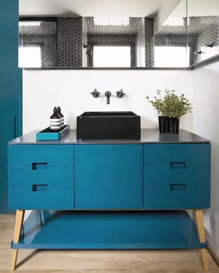 Banheiro com gabinete azul petróleo