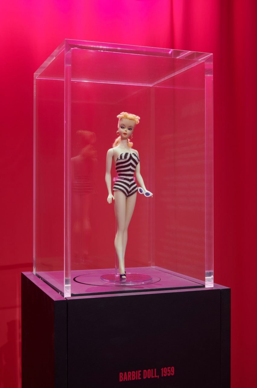 A exibição possui várias Barbies com diferentes profissões, simbolizando a diversidade de carreiras representadas ao longo dos anos.