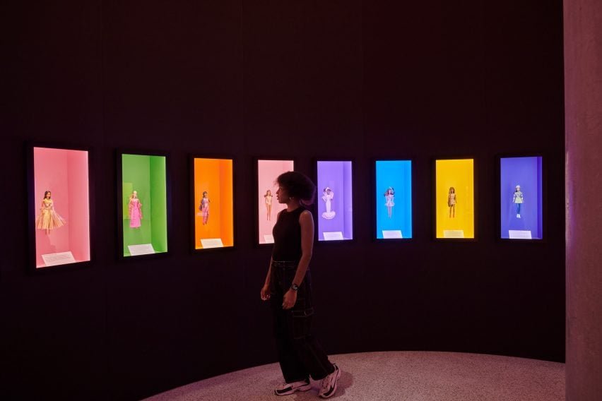 A peça da exposição consiste na primeira Barbie feita à mão, datada de 1959, posicionada ao lado de um vídeo da fabricação das primeiras Barbies no Japão.