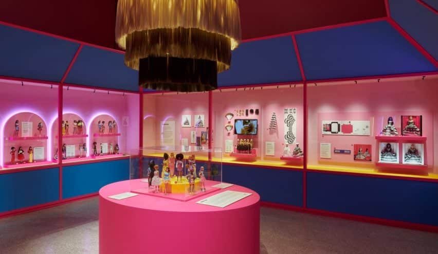 A exposição também destaca as tendências de móveis ao longo dos anos, com a inclusão de Barbies da linha Fashionista de 2016.