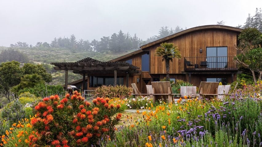 Casa renovada em Big Sur, com vistas impressionantes para a costa da Califórnia.