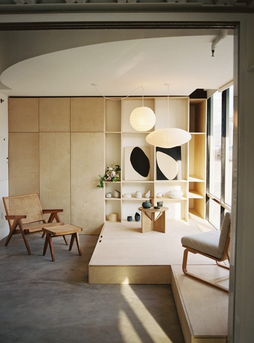 Sala de estar com lâmpadas pendentes de papel na Biscuit Loft