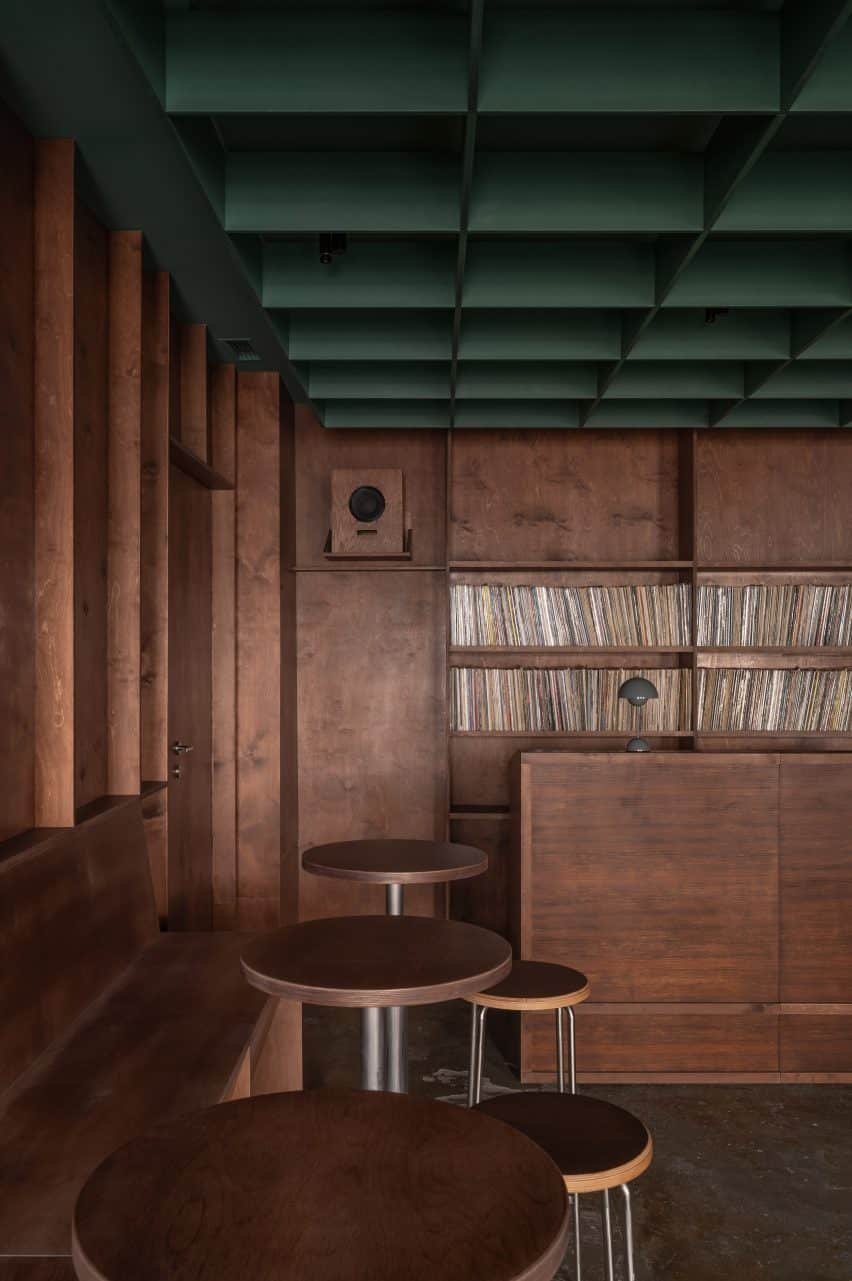 Bursa Bar inclui uma cabine de DJ e uma extensa coleção de discos de vinil, ideal para amantes de música.