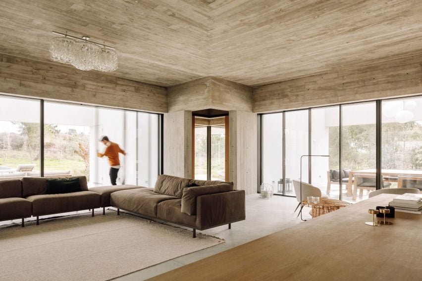Sala de estar da Casa Meco, Portugal, projetada pelo Atelier Rua