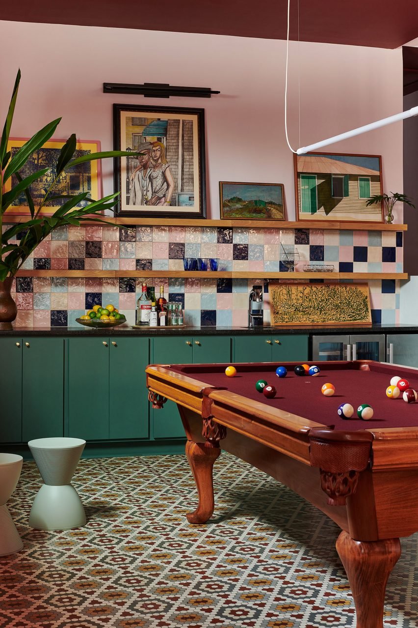 Os azulejos originais em formato hexagonal ajudam a moldar a paleta de cores interna.